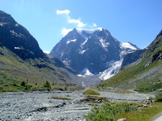 Mont Collon dominating the approach.jpg